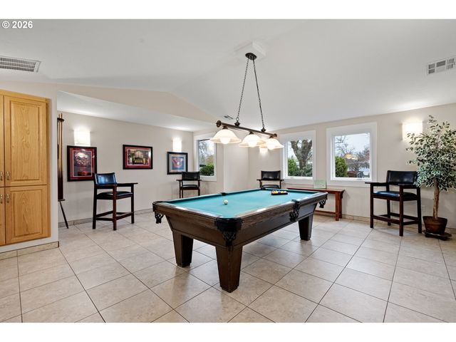 1400 CANDLELIGHT Dr 105, Eugene, OR 97402