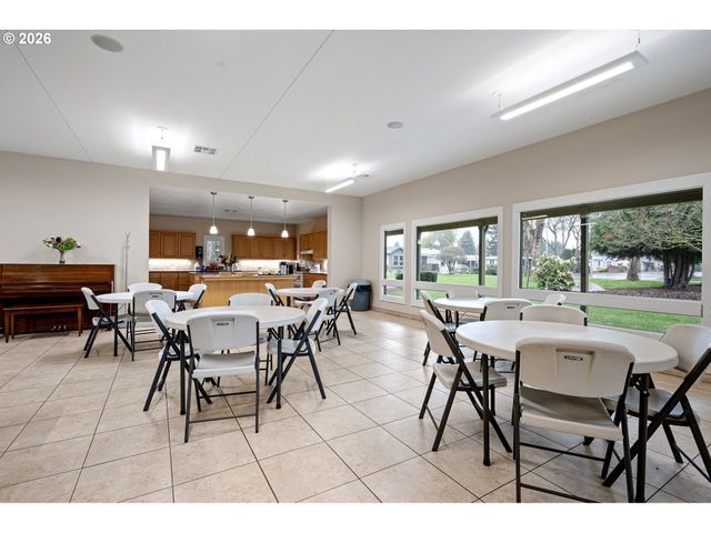 1400 CANDLELIGHT Dr 105, Eugene, OR 97402