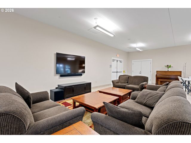 1400 CANDLELIGHT Dr 105, Eugene, OR 97402