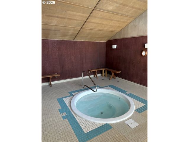 1400 CANDLELIGHT Dr 105, Eugene, OR 97402