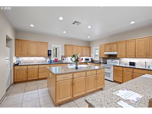 1400 CANDLELIGHT Dr 105, Eugene, OR 97402