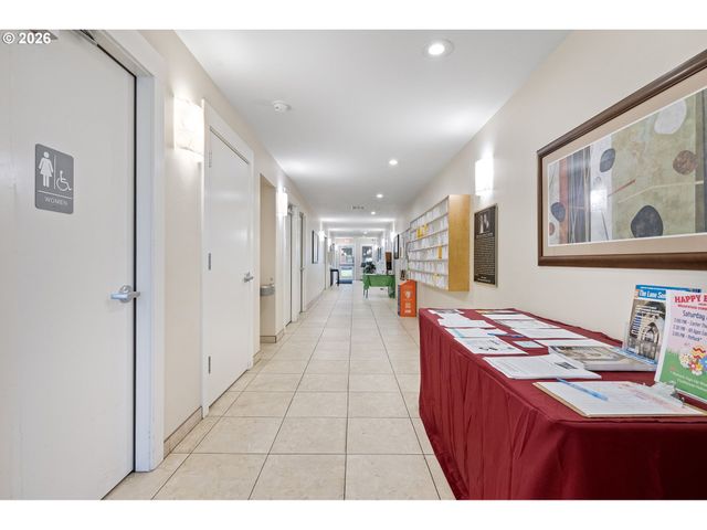 1400 CANDLELIGHT Dr 105, Eugene, OR 97402