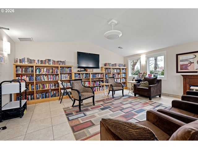 1400 CANDLELIGHT Dr 105, Eugene, OR 97402