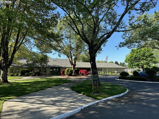 1400 CANDLELIGHT Dr 105, Eugene, OR 97402