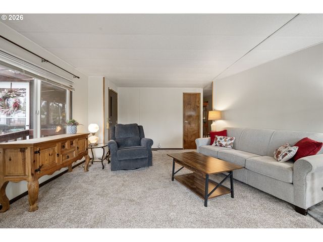 1400 CANDLELIGHT Dr 105, Eugene, OR 97402