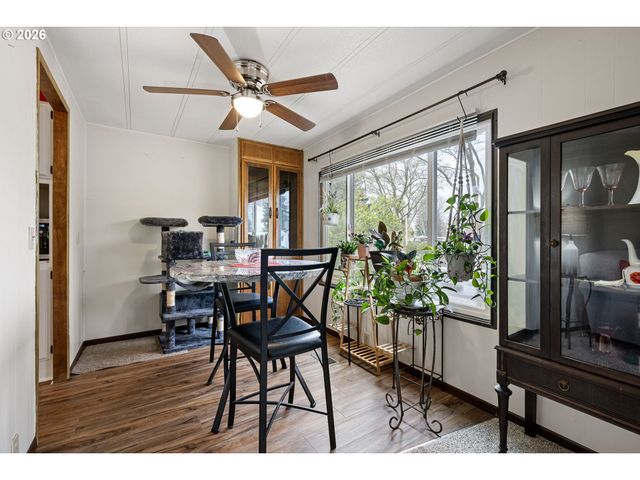 1400 CANDLELIGHT Dr 105, Eugene, OR 97402