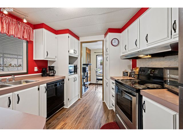 1400 CANDLELIGHT Dr 105, Eugene, OR 97402