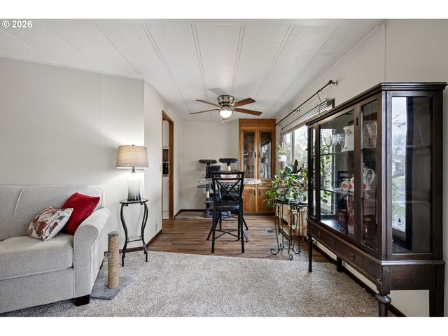 1400 CANDLELIGHT Dr 105, Eugene, OR 97402