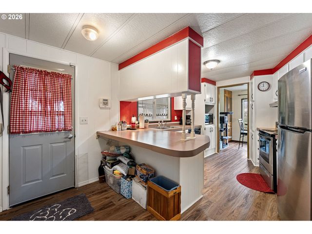 1400 CANDLELIGHT Dr 105, Eugene, OR 97402