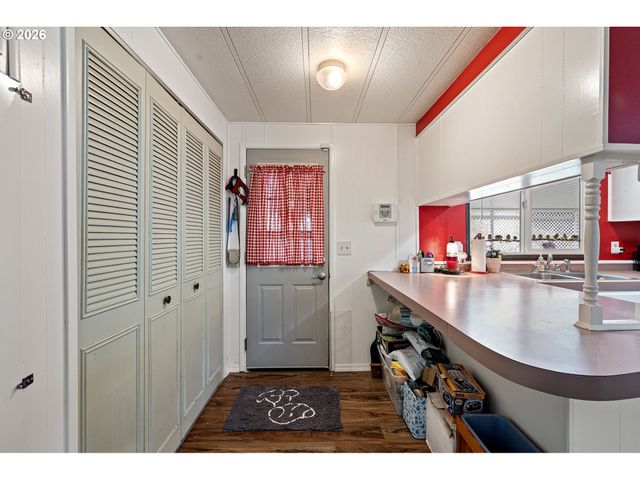 1400 CANDLELIGHT Dr 105, Eugene, OR 97402