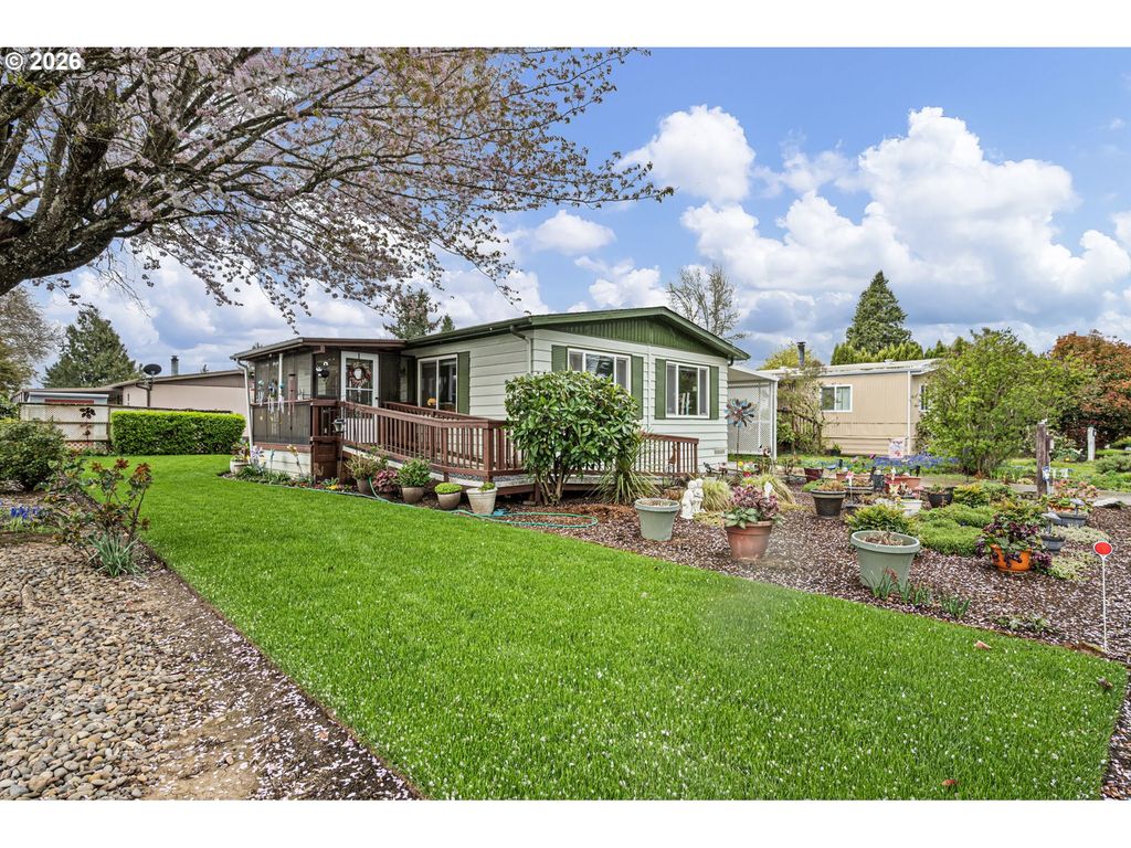 1400 CANDLELIGHT Dr 105, Eugene, OR 97402