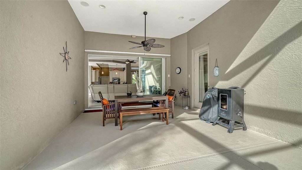 Image 10 of property listing at 9759 51ST TERRACE E, Bradenton, FL 34211