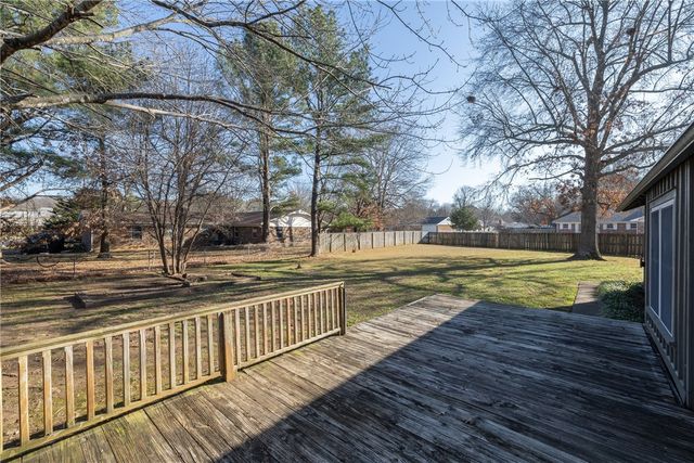 2926 N Loxley Avenue, Fayetteville, AR 72703