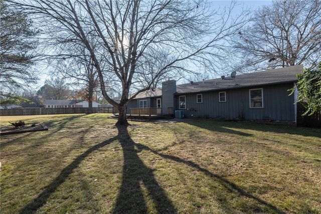 2926 N Loxley Avenue, Fayetteville, AR 72703