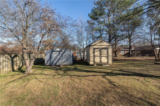 2926 N Loxley Avenue, Fayetteville, AR 72703