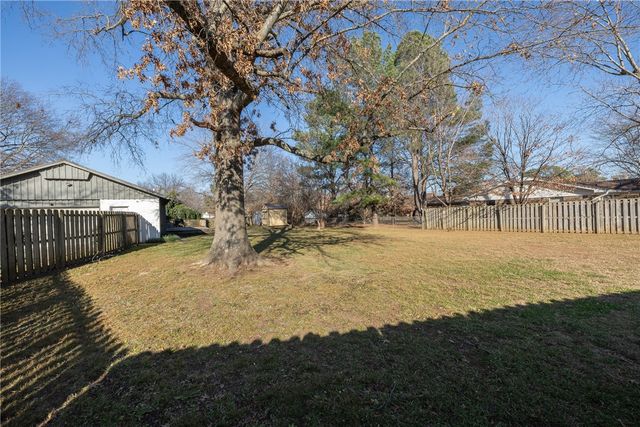 2926 N Loxley Avenue, Fayetteville, AR 72703
