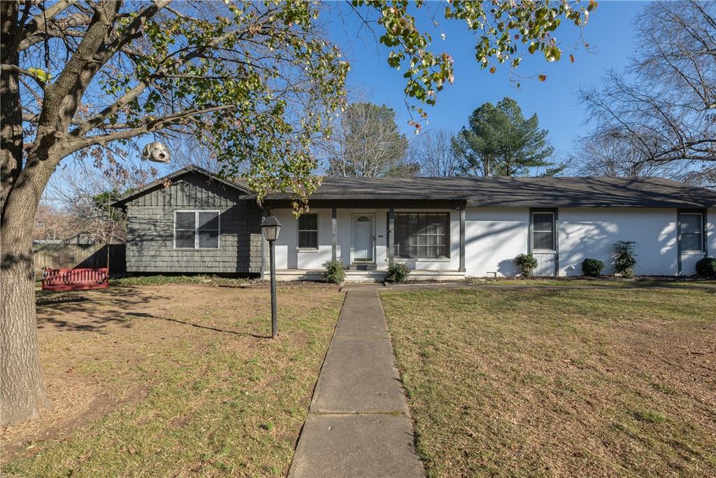 2926 N Loxley Avenue, Fayetteville, AR 72703