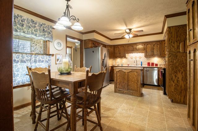 1420 Cantrell Dr, Cottontown, TN 37048