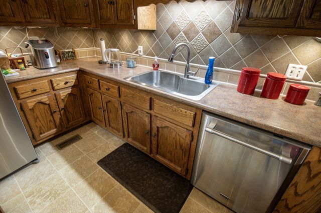 1420 Cantrell Dr, Cottontown, TN 37048