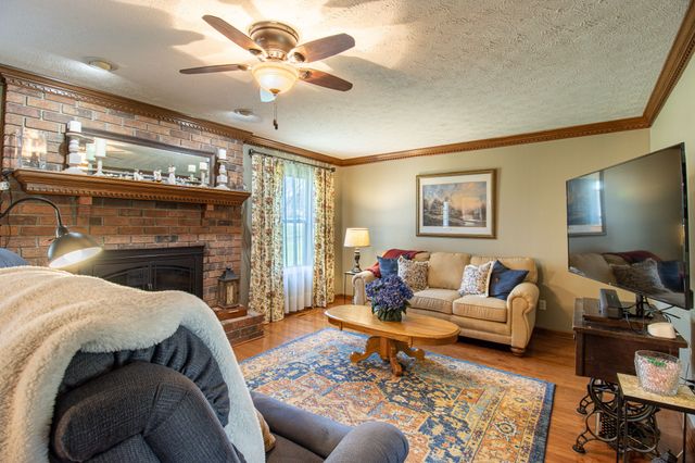 1420 Cantrell Dr, Cottontown, TN 37048