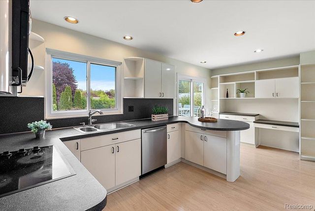 2832 Warrior Drive, Wixom, MI 48393