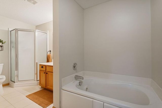 2440 Oakridge Circle, Hudson, WI 54016
