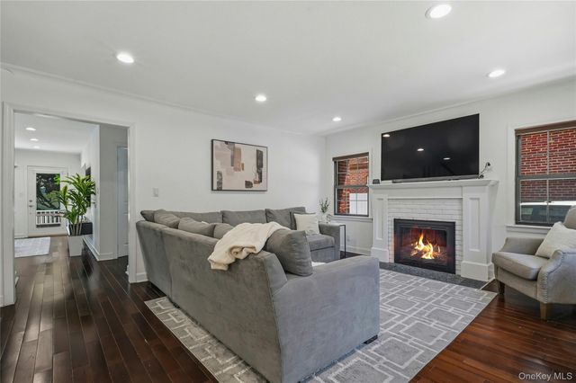 38 Bayview Terrace, Manhasset, NY 11030