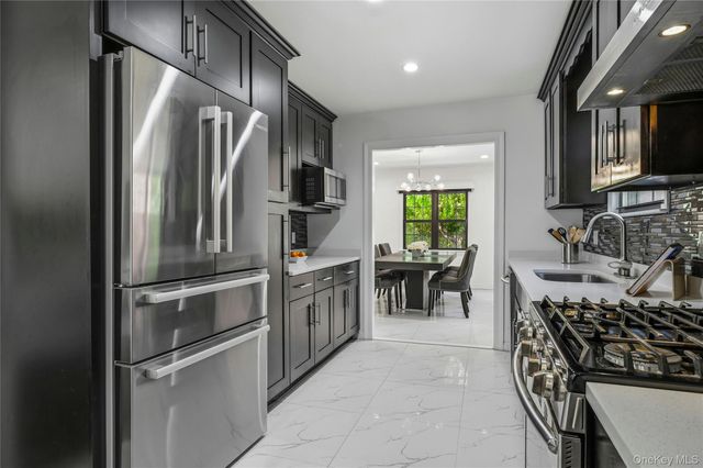 38 Bayview Terrace, Manhasset, NY 11030