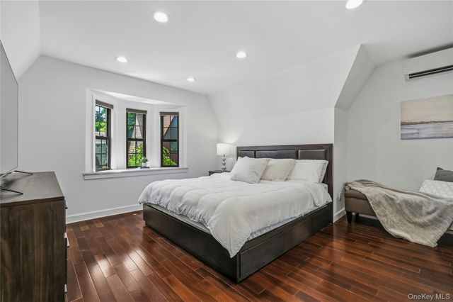 38 Bayview Terrace, Manhasset, NY 11030