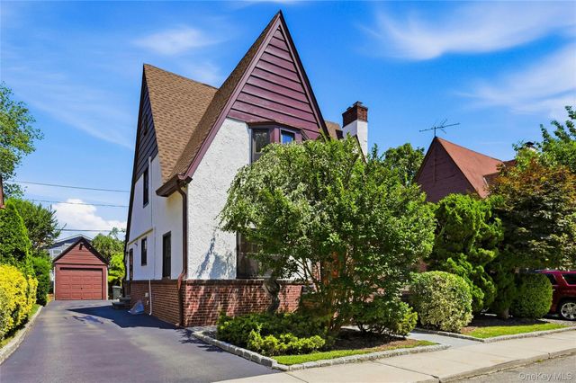 38 Bayview Terrace, Manhasset, NY 11030