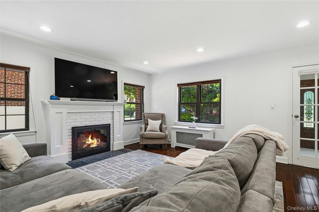 38 Bayview Terrace, Manhasset, NY 11030