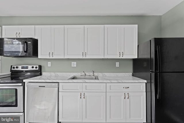911 N HILL ROAD, Baltimore, MD 21218
