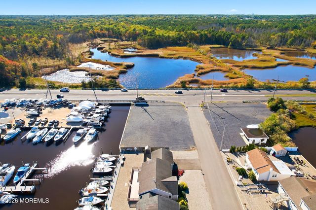 13 Pumpshire Road, Toms River, NJ 08753
