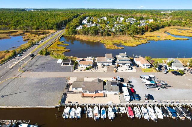 13 Pumpshire Road, Toms River, NJ 08753