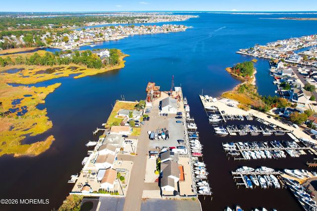 13 Pumpshire Road, Toms River, NJ 08753