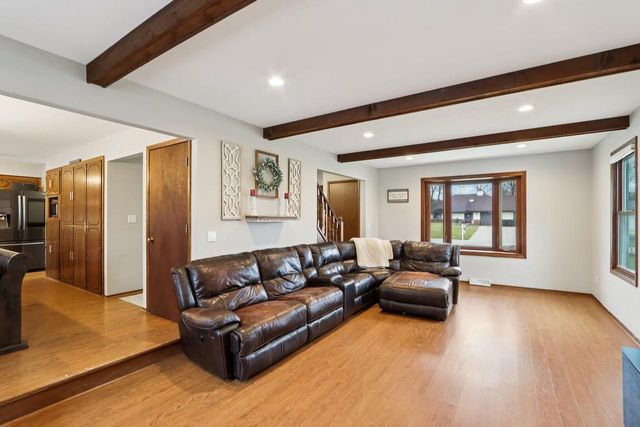 N28W22131 Indianwood COURT, Waukesha, WI 53186