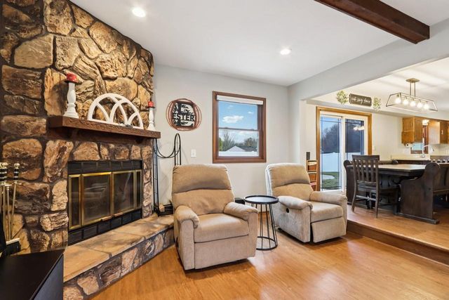 N28W22131 Indianwood COURT, Waukesha, WI 53186