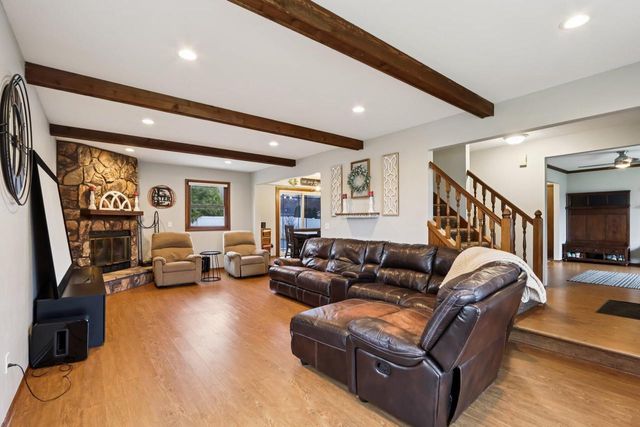 N28W22131 Indianwood COURT, Waukesha, WI 53186