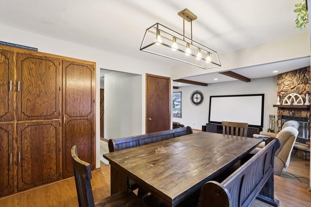 N28W22131 Indianwood COURT, Waukesha, WI 53186