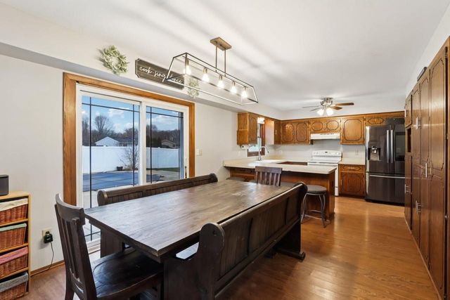 N28W22131 Indianwood COURT, Waukesha, WI 53186