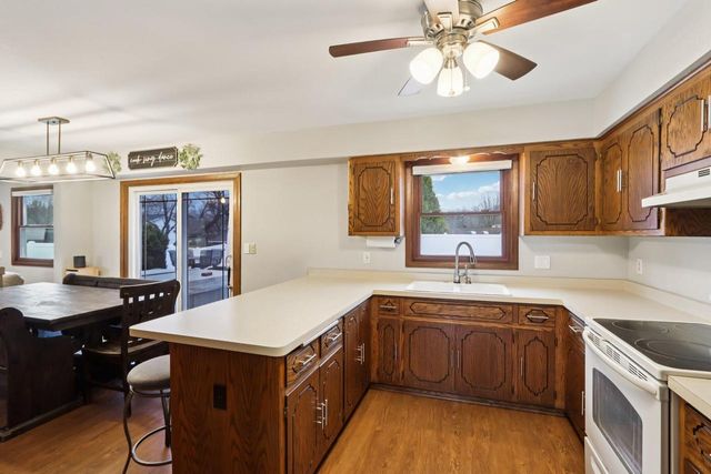 N28W22131 Indianwood COURT, Waukesha, WI 53186