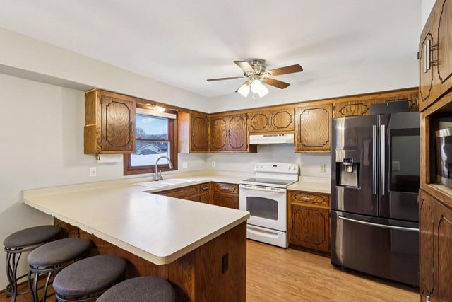 N28W22131 Indianwood COURT, Waukesha, WI 53186