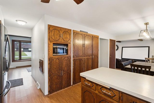 N28W22131 Indianwood COURT, Waukesha, WI 53186