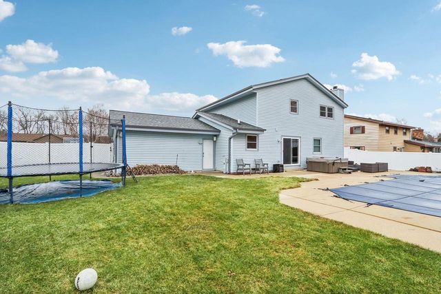 N28W22131 Indianwood COURT, Waukesha, WI 53186