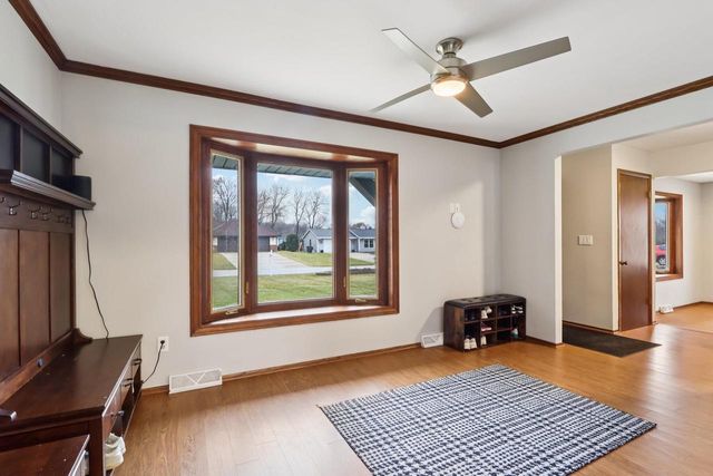 N28W22131 Indianwood COURT, Waukesha, WI 53186