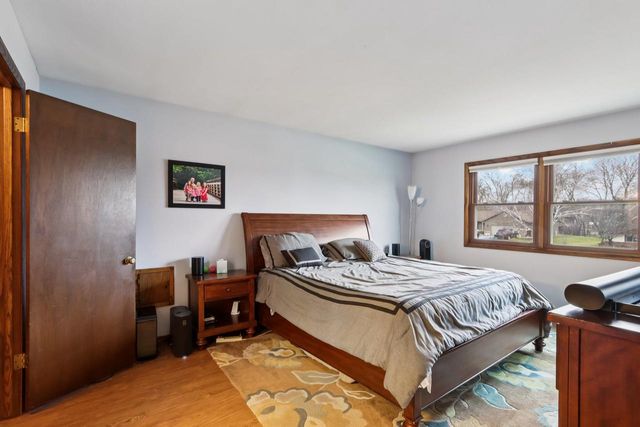 N28W22131 Indianwood COURT, Waukesha, WI 53186