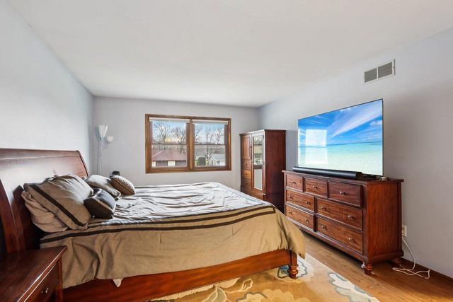 N28W22131 Indianwood COURT, Waukesha, WI 53186