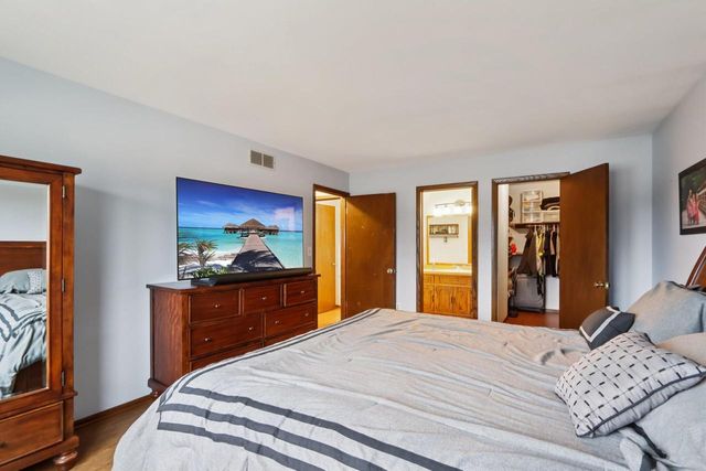 N28W22131 Indianwood COURT, Waukesha, WI 53186