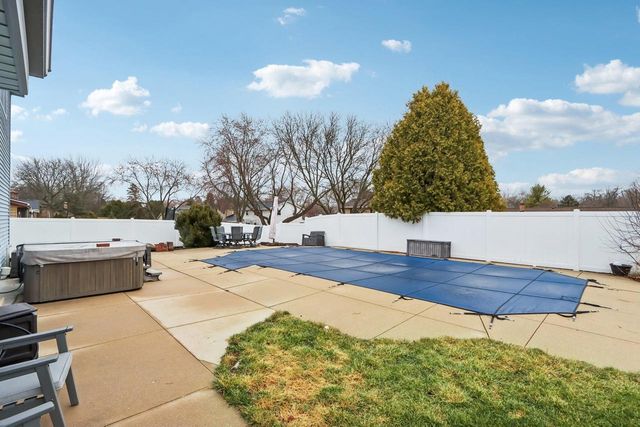 N28W22131 Indianwood COURT, Waukesha, WI 53186