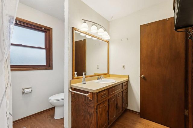 N28W22131 Indianwood COURT, Waukesha, WI 53186